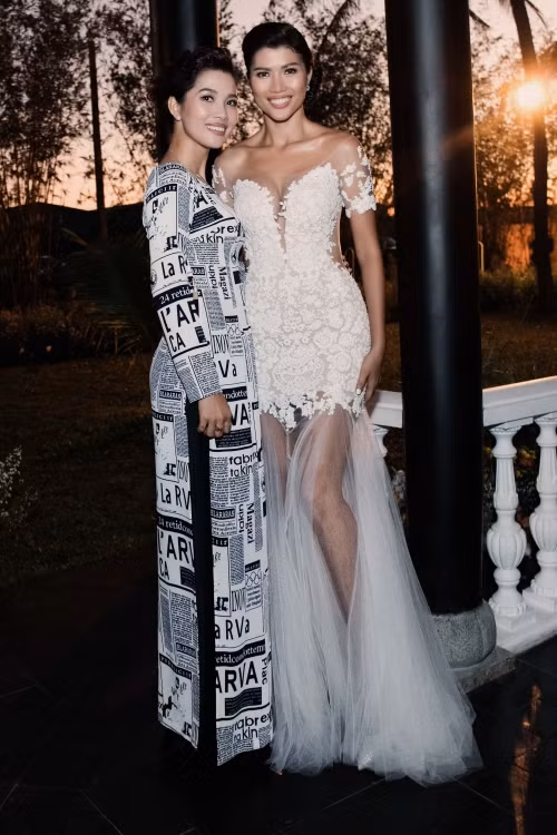 Buổi tiệc cưới được tổ chức theo phong cách phương Tây, diễn ra bên hồ bơi trong khuôn viên nhà với sự tham dự của khách mời đa số là người nước ngoài, bạn bè của chú rể.