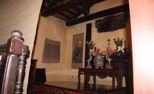 Không gian thờ được đặt cạnh cầu thang lên ở phía bên trái.