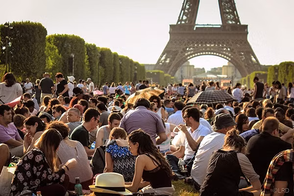 Tuy nhiên, "đời không như là mơ", để có được một chỗ ngắm tháp Eiffel đẹp cũng không hề dễ dàng.