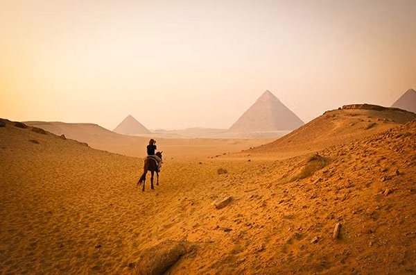 Cũng như Vạn lý trường thành, kim tự tháp Giza ở Ai Cập luôn được xếp vào danh sách 7 kì quan thế giới.