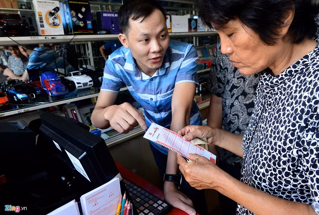Nhiều khách hàng, trong đó có người lớn tuổi cũng muốn trải nghiệm với hình thức xổ số kiểu mới. "Nhiều khách hàng chưa biết về thể lệ chương trình xổ số nên chúng tôi mất khá nhiều thời gian giải thích, hướng dẫn", anh Dương Trường, chủ một đại lý vé số tự chọn trên đường Lê Hồng Phong, quận 5 cho hay.