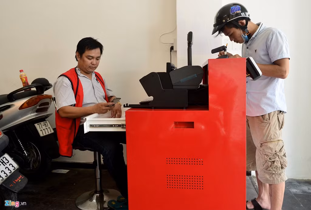 Từ ngày 18/7, các điểm bán vé số tự chọn kiểu Mỹ khai trương đồng loạt ở nhiều quận tại TP HCM. Máy bán vé số được thiết kế khá gọn gồm màn hình, máy in vé số, bộ lưu điện, wifi... để nhân viên thao tác.