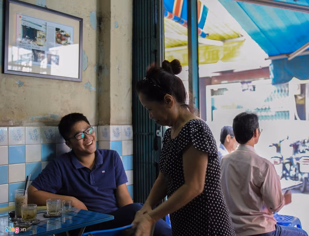 Ngay cả những bạn trẻ yêu cà phê và sự hoài niệm cũng trở thành khách quen của quán. Bạn Giang Phạm mỗi sáng 7h30 trước khi đi làm đều đến đây để nhâm nhi.