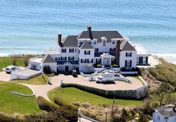 Taylor Swift Taylor mua căn biệt thự Rhode Island với giá 17,7 triệu USD, với số tiền này cô sở hữu căn nhà rộng 5ha với khoảng sân rộng, hồ bơi lớn và đặc biệt nằm ngay cạnh bãi biển.