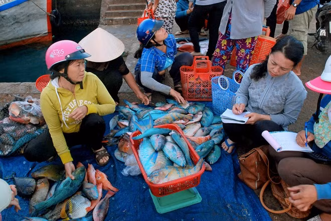 Điểm đặc biệt của khu chợ này chính là người bán hô giá nào thì người mua sẽ trả giá ấy, hiếm có ai mặc cả. Vì vậy, việc mua bán diễn ra cực kỳ gọn lẹ.