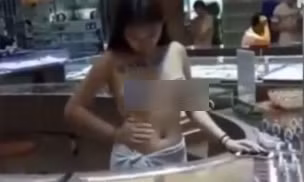 Ta hoa cua hang trang suc bat nhan vien de nguc tran