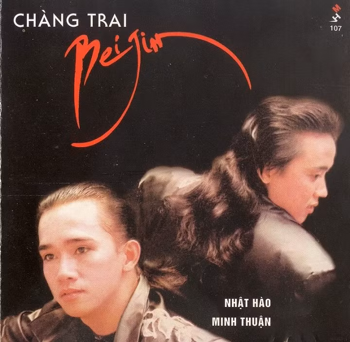Gây ấn tượng với khán giả bởi vẻ ngoài lạ lẫm khi cả hai chàng trai đều để tóc dài, Minh Thuận từng chia sẻ lý do mình để kiểu tóc này đơn giản vì lười đi cắt tóc nên “lúc đi hát cả hai cột lên cho gọn, không ngờ được khán giả đặc biệt yêu thích, thế là cả hai quyết định để tóc dài luôn”.