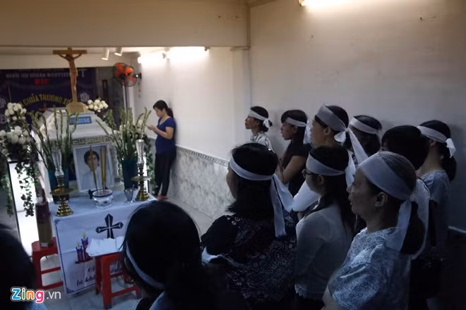 Người thân, hàng xóm hát Thánh ca, cầu nguyện cho anh yên bình nơi vĩnh hằng.