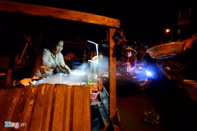 Đến đây, ngoài cảm nhận nét đặc trưng của loại hình chợ hấp dẫn nhất thế giới, bạn đừng bỏ qua cơ hội mua sản vật giá rẻ hay thưởng thức những món quà vặt được bày bán trên tàu. Ảnh: Nguyễn Quang.