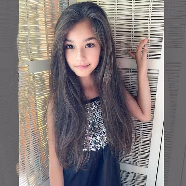 Đường nét hài hòa cùng đôi mắt biết nói là điểm hút người nhìn của Natascha.