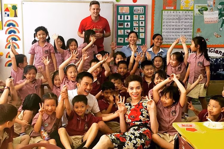Cả hai cũng cùng xuất hiện trong buổi tiệc sinh nhật của con ở lớp.