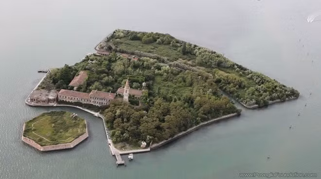 Đảo tai họa (Italy): Nơi được đồn đại là nơi sống biệt lập của khoảng 160.000 người mắc bệnh dịch hạch vào thời La Mã. Câu chuyện về lịch sử đen tối của Poveglie càng được lan truyền rộng rãi khi một bệnh viện tâm thần được xây dựng.