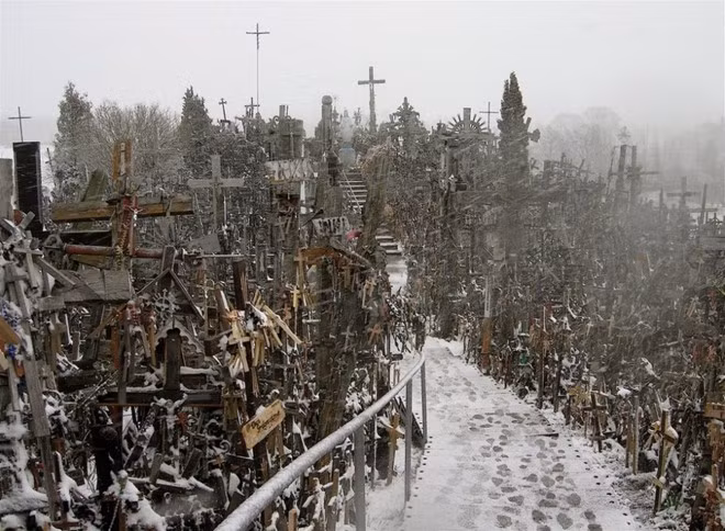 Đồi thánh giá (Lithuania): Lithuania là ngọn đồi với hơn 50.000 cây thánh giá được người dân từ mang đến và bỏ lại. Không ai biết truyền thống này bắt đầu từ đâu, chỉ có những câu chuyện mang tính thần thoại và bí ẩn lưu truyền.
