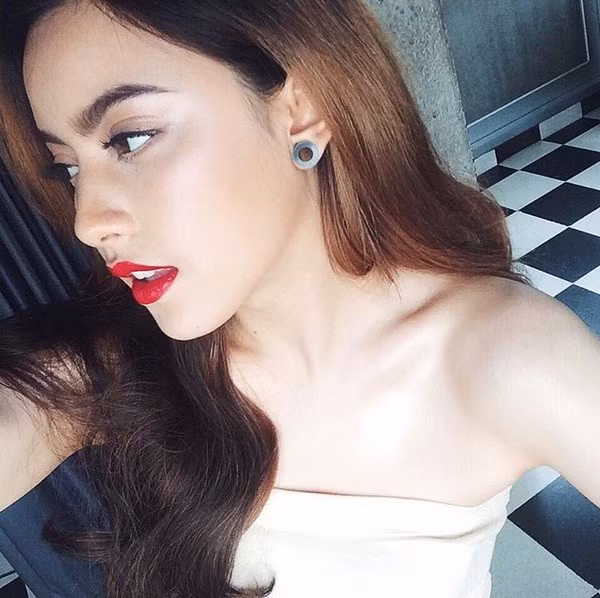 Tuy nhiên, sau một thời gian làm “mưa làm gió” trên cộng đồng mạng, trào lưu tự sướng “mỏ vịt” ấy hiện nay dường như bị “thoái trào”. Tâm lý của nhiều người cho rằng, kiểu chu môi làm mất đi vẻ đẹp tự nhiên vốn có của các cô gái. Và thực tế, không phải ai trợn mắt, phồng môi cũng đều đáng yêu và dễ thương như các hot girl tự sướng. Không thiếu gì cách để bạn trông xinh hơn khi tự mình chụp ảnh đâu nhất thiết phải trợn cái mắt thật to, chu cái môi thật nhọn mới dễ thương?