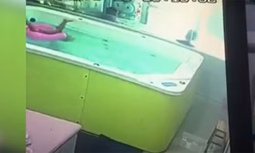 Bé 2 tuổi suýt chết đuối vì sự vô tâm của người lớn Be 2 tuoi suyt chet duoi vi su vo tam cua nguoi lon