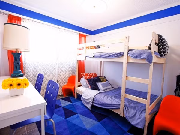 Với những cậu chàng nghịch ngợm và có cá tính mạnh, những tông màu xanh đậm sẽ là lựa chọn lý tưởng cho căn phòng của họ. Kết hợp với màu mạnh khác như đỏ rực rỡ, điều tiết khéo léo trong màu trắng muốt tinh tế, màu sắc đã góp phần lớn tạo nên sự cuốn hút cho căn phòng ngủ.