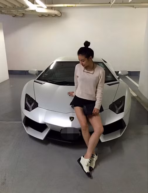 Kim Lim - con gái của tỷ phú Peter Lim - là hot girl nổi tiếng tại Singapore hiện nay. ​Xinh đẹp, được thừa kế khối tài sản lớn từ cha, cô gái con nhà giàu này hay tổ chức các bữa tiệc xa hoa và có thú sưu tập túi xách hàng hiệu như Hermes, Saint Lauren...