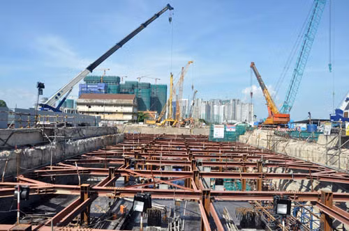 Gói thầu gồm 2 nhà ga ngầm và đoạn hầm metro dài 1.315m (hầm khoan dài 781m và hầm đào hở dài 534 m). Theo thiết kế, nhà ga Nhà hát thành phố có độ sâu 40 m, dài 190 m, gồm 4 tầng trong lòng đất. Theo kế hoạch, toàn bộ 5 gói thầu ở dự án metro số 1 Bến Thành – Suối Tiên có tổng mức đầu tư khoảng 54.000 tỉ đồng sẽ hoàn thành và đưa vào hoạt động trong năm 2020.
