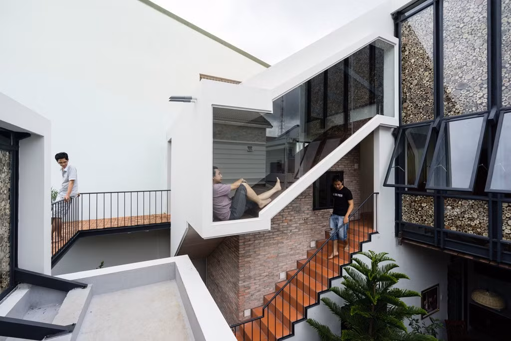 Khối 2 tầng nhô cao phía sau nhà có vai trò chắn nắng hướng Tây và khai thác tầm nhìn cho các phòng ngủ tầng lầu.