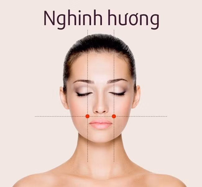 Nghinh hương là huyệt nằm hai bên cánh mũi, từ mắt thẳng xuống. Để tìm thấy huyệt này, bạn hãy cảm nhận phần lõm dưới xương má. Việc bấm huyệt này giúp mở xoang, là cách chữa đau đầu và đau răng, đồng thời giảm căng thẳng.