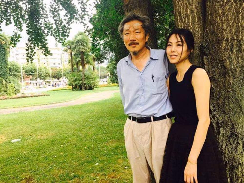 Gia đình đạo diễn Hong Sang Soo rạn nứt vì sự xuất hiện của “kẻ thứ ba” là Kim Min Hee. Hai người hợp tác trong phim Right Now, Wrong Then. Sau đó, cả hai công khai qua lại. Đạo diễn Hong đã bỏ nhà để ra riêng sống cùng Kim Min Hee. Vụ việc bị phanh phui vào tháng 6 năm nay khiến dư luận Hàn rất bất bình. Nhiều lời chỉ trích hướng về nữ diễn viên Người hầu gái. Thậm chí cô còn bị cộng đồng mạng Hàn tẩy chay đòi rút khỏi showbiz. Sau scandal, xuất hiện tin đồn hai người rủ nhau sang nước ngoài cưới chui dù đạo diễn Hong chưa ly hôn.