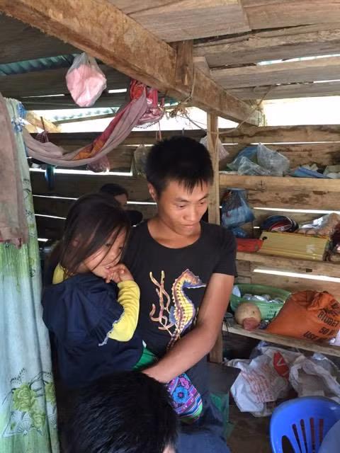 13h, mưa trắng trời, nước ừng ực tuôn về từ thượng nguồn, chúng tôi ghé vào một quán nhỏ ven đường mua thêm ít nước, ăm tạm bát mì gói để chuẩn bị cho hành trình đi bộ vào thung lũng chết Mà Sa Phìn. Chủ quán tầm 20 tuổi, tên Triệu Tòn Nhất (thôn Phù Lá, xã Nậm Xây) bảo: Chết nhiều lắm, chính mắt em nhìn thấy hơn 20 thi thể phu vàng được đưa qua đây, thời gian chủ yếu là từ chiều cho đến 12 giờ đêm.