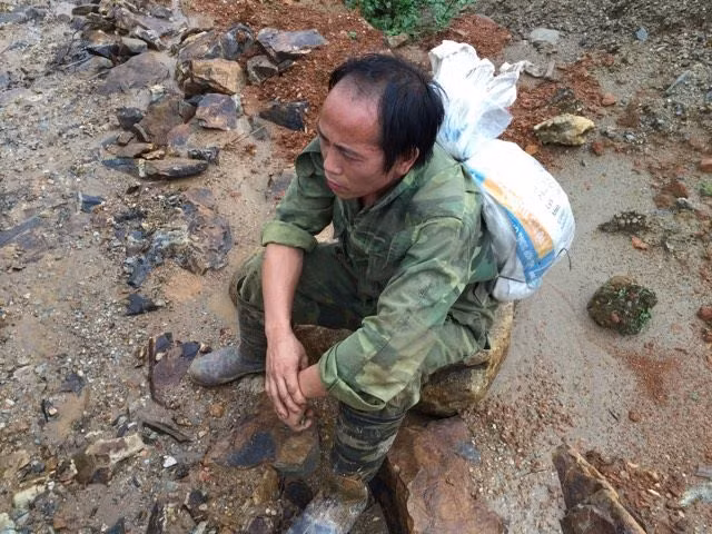 Một phu vàng thất thần trở về từ Mà Sa Phìn.