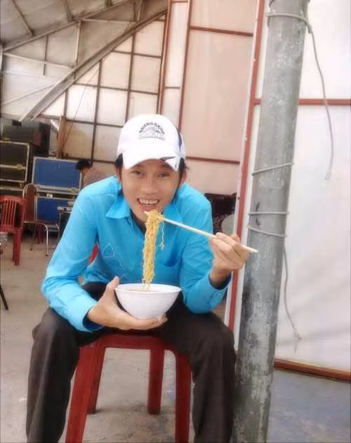 Mì tôm là món ăn không thể thiếu. Hoài Linh cũng từng khẳng định, anh không quen đi vũ trường hay ăn uống ở những nhà hàng sang trọng mà chỉ thích tận hưởng cuộc sống theo cách riêng của mình.