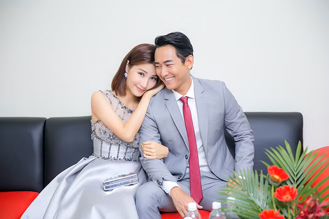 Trong buổi giao lưu với người hâm mộ tại TP HCM chiều qua 22/8, người ta bắt gặp cảnh Hứa Vĩ Văn tay trong tay với nữ diễn viên xinh đẹp Diễm My 9x. Có thể thấy, Hứa Vĩ Văn diện một cây vest màu xám trong khi Diễm My cũng diện đồ ton-sur-ton với anh là một bộ váy bồng công chúa màu xám. Không những vậy, cả hai còn liên tục dành cho nhau những cử chỉ thân mật khiến nhiều người nghĩ rằng 2 diễn viên Chạy đi rồi tính đang hẹn hò. Được biết, sau khi bộ phim đóng máy, hai người liên tục xuất hiện cùng nhau tại các sự kiện. Bên cạnh đó, cô nàng Diễm My cũng chính thức độc thân cách đây nửa năm.