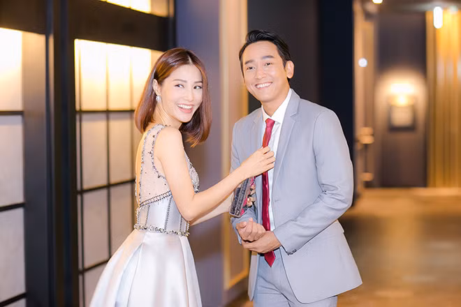 Diễm My 9x diện trang phục ton-sur-ton cùng Hứa Vĩ Văn đi sự kiện. Cùng với đó là cử chỉ thân mật mà Diễm My dành cho "soái ca".