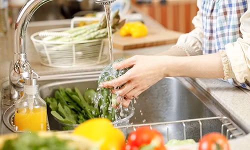 Nên rửa rau dưới vòi nước để giữ được vi chất dinh dưỡng.