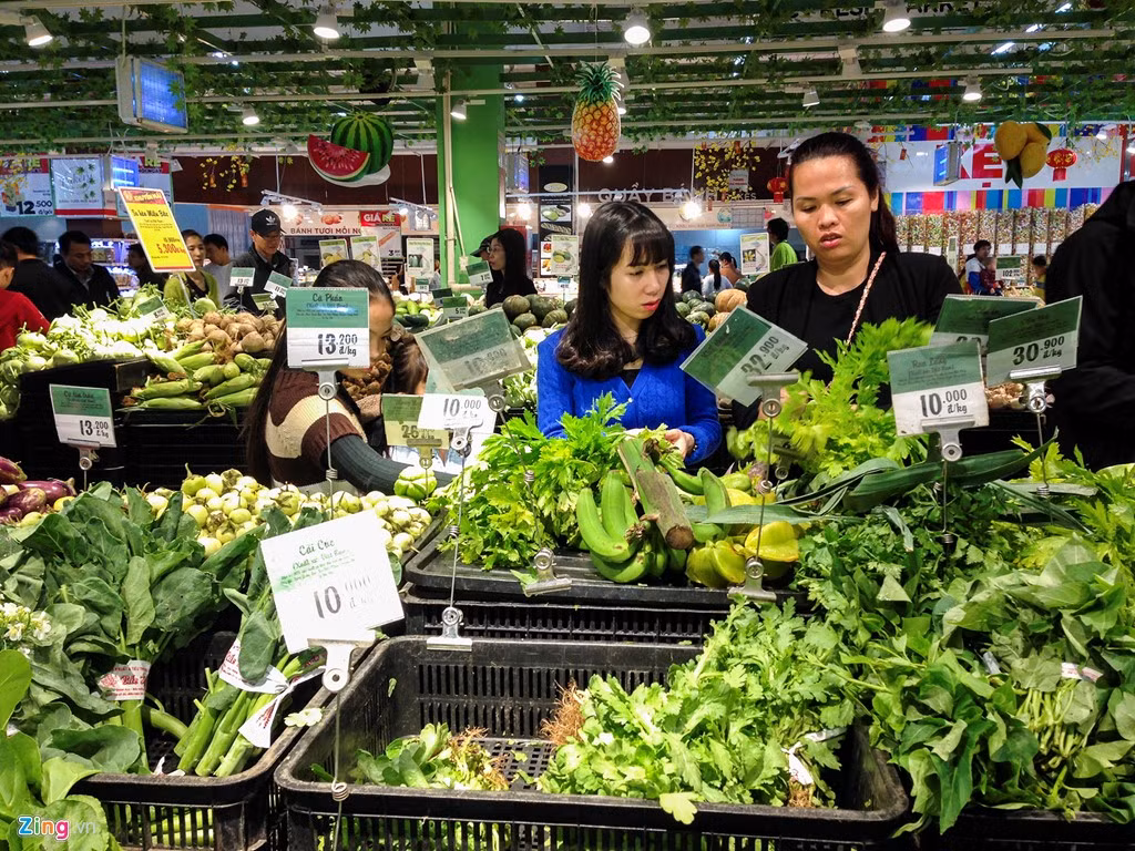 Rau xanh là mặt hàng ưa chuộng của nhiều khách hàng những ngày đầu năm mới. Chiều mùng 5 Tết, chị Vân Anh (Nam Từ Liêm) cùng gia đình đi lựa chọn thực phẩm cho gia đình tại một siêu thị ở Hà Nội cho biết: “Thức ăn mấy ngày Tết nhiều đồ dầu mỡ, thịt nên hôm nay tôi đi mua chủ yếu là rau củ cho mọi người cải thiện”.