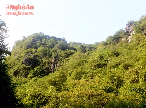 Trên dãy Yên Mỹ ở thung lũng Bài Sơn có nhiều hang động đẹp, trong đó đẹp nhất là hang Mặt Trắng. Từ chân núi vượt đường dốc gần 1km thì tới cửa hang, hang nằm ở lưng chừng núi.