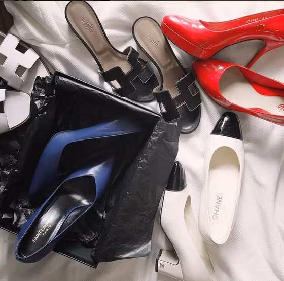 Tú Anh rất chăm chỉ sắm những đôi giày thời thượng nhất. Hãng Chanel, Hermes cũng được cô đặc biệt yêu mến.