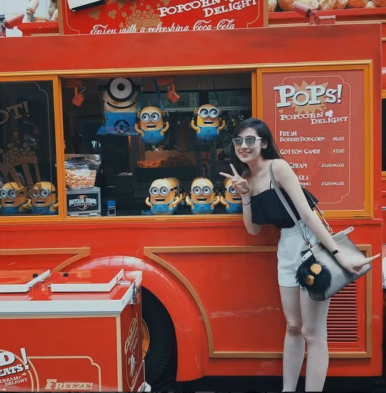 Trong chuyến du ngoạn nước ngoài, người đẹp Tú Anh khéo léo kết hợp quần shorts, áo dây đen và túi, móc khóa Celine sành điệu.