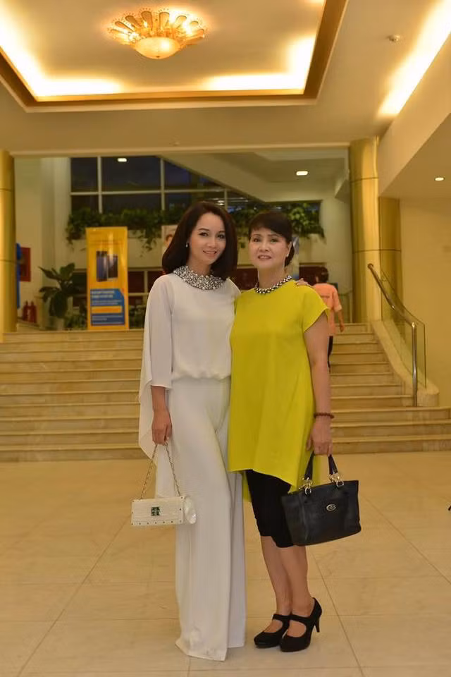 Vẫn là cô Trúc ngày nào, dường như thời gian không làm cho nhan sắc của Mai Thu Huyền thay đổi mà ngày càng mặn mà, đằm thắm hơn ở tuổi 37.