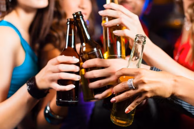 Uống rượu nhiều: Rượu gây ức chế hệ miễn dịch. Uống rượu nhiều làm cho các tế bào máu trắng kém hiệu quả khi tấn công các vi khuẩn có hại và ngăn cản khả năng sản xuất các tế bào của cơ thể để tiêu diệt vi khuẩn, virus. Thậm chí, một ngày sau khi uống rượu, cơ thể vẫn yếu trong cuộc chiến chống lại bệnh nhiễm trùng, theo Viện nghiên cứu quốc gia về lạm dụng rượu và nghiện rượu. Ảnh: Wordpress.