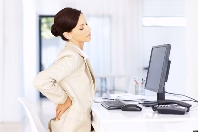 Ngồi cả ngày: Thiếu tập thể dục có thể làm cho bạn bị bệnh nặng ơn. Một nghiên cứu của tạp chí Y học thể thao Anh cho biết những người tập thể dục 1 tuần/lần thường kéo dài các bệnh nhiễm trùng đường hô hấp lâu hơn tới 42% so với những người tập luyện ít nhất 5 lần/tuần. Ảnh: Thebrunettediaries.