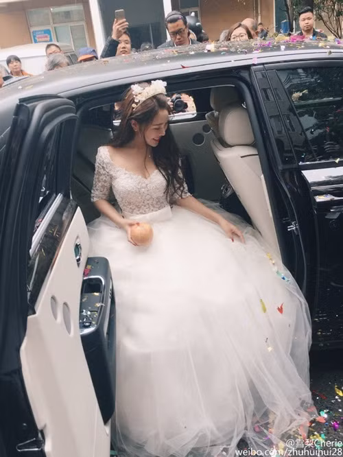 Cô nàng được đón rước bằng chiếc siêu xe bản giới hạn của Kim Bạch Xuyên.