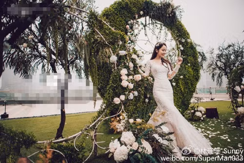 Được biết, trong suốt thời gian diễn ra lễ cưới, Lâm San San đã thay tới 4 bộ váy cưới. Mỗi bộ váy đều đẹp tuyệt mỹ, tôn lên thân hình và khuôn mặt đẹp tinh xảo của nàng hot girl nổi tiếng.