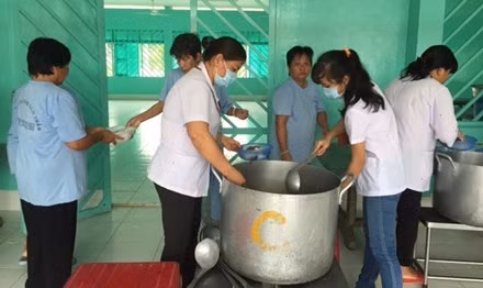 Nhung nguoi dan ba dien va noi dau kep