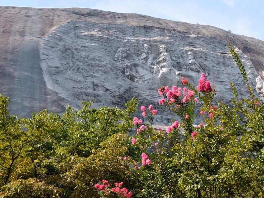 Bức điêu khắc trên đá trong công viên Stone Mountain ở Georgia, cao nhất thế giới. (Nguồn: businessinsider)