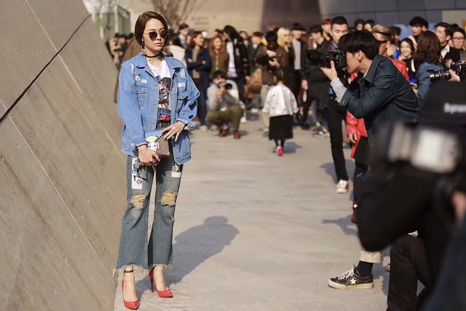 Người đẹp Minh Hằng được các nhiếp ảnh gia streetstyle Hàn săn đón như một fashionista thực thụ.