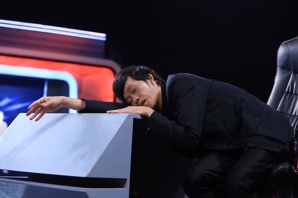 Nhắc đến showbiz Việt, người ta sẽ nghĩ ngay đến sự hào nhoáng và xa hoa. Trong đó, các nghệ sĩ nổi tiếng luôn xuất hiện một cách vô cùng chỉn chu và lộng lẫy khiến công chúng nhiều lần phải choáng ngợp. Chính vì “bề nổi” này, không ít người mơ ước được dấn thân vào làng giải trí để trở thành người nổi tiếng, là tâm điểm của tất cả sự chú ý. Tuy nhiên, ít ai biết, đằng sau sự hào nhoáng thường thấy trên sân khấu là những hình ảnh hậu trường trái ngược hoàn toàn. Do rất bận rộn với lịch chạy show dày đặc nên sao Việt thường xuyên phải tranh thủ ăn uống đạm bạc sau cánh gà trước khi biểu diễn. Thậm chí, nếu như trên sân khấu, các ngôi sao gây ấn tượng với vẻ rạng rỡ thì ở hậu trường, họ không giấu nổi sự mệt mỏi, bơ phờ.