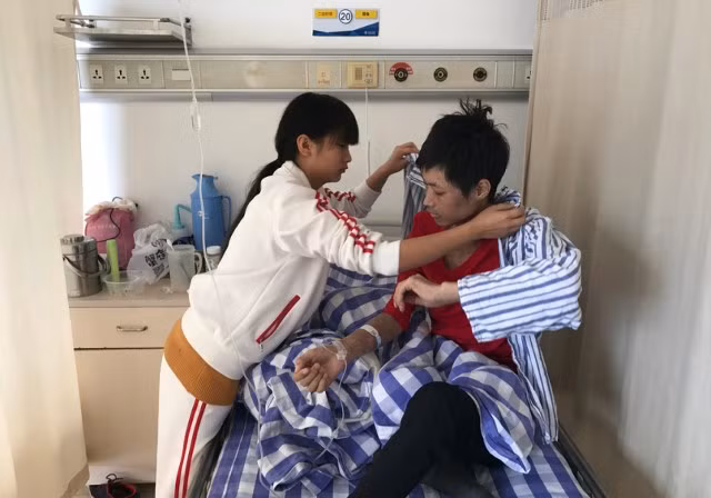 "Tôi không có tiền để trả phí điều trị. Tôi đoán em mình đã biết chuyện và tới Hàng Châu," anh giải thích. "Giờ tôi cũng biết em mình ngu ngốc thế nào." Người bệnh nhân này chia sẻ rằng anh cảm thấy tồi tệ khi trở thành một gánh nặng lớn với gia đình. Anh chia sẻ mong muốn được trở về nhà để em gái có thể tiếp tục việc học hành.