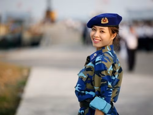  MC Hoàng Linh (sinh năm 1985) là gương mặt được yêu mến trong chương trình Chúng tôi là chiến sĩ. Hoàng Linh mang nét duyên trong cách dẫn và nụ cười rạng rỡ.