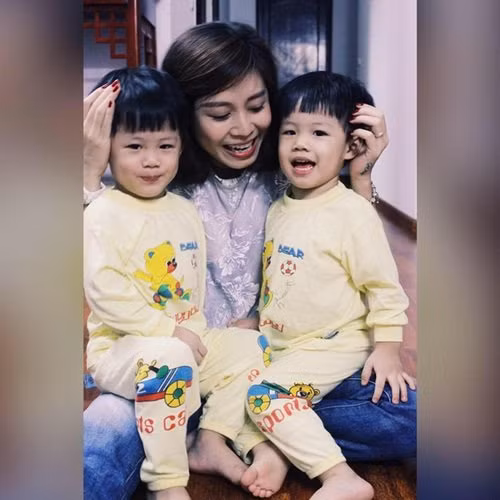 Nữ MC Chúng tôi là chiến sĩ công khai đăng tải nhiều hình ảnh của người yêu mới. Hai người thường xuyên đi du lịch và có những cử chỉ tình cảm, lãng mạn bên nhau.