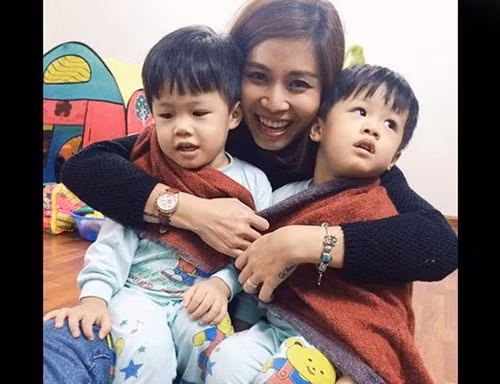 Dù chưa từng lên tiếng về chuyện ly hôn, bạn bè và đồng nghiệp của MC Hoàng Linh đều biết cô đã chia tay MC Trung Nghĩa. Cặp con trai sinh đôi của hai người có biệt danh Gabon sống cùng mẹ nhưng vẫn thường xuyên gặp gỡ và đi chơi với bố.