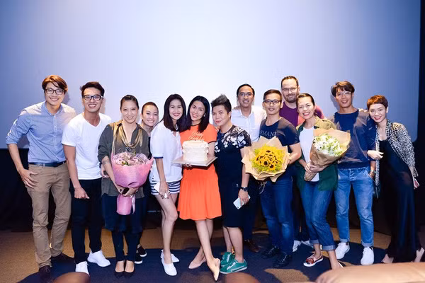 Thời gian gần đây, nữ diễn viên Tăng Thanh Hà thường chọn trang phục rộng và tối màu khi xuất hiện ở những nơi đông người. Không những thế cô còn thường xuyên lấy tay che vòng 2 khi chụp ảnh và mang những đôi giày thấp để thoải mái khi di chuyển. Điều này đã được một số khán giả tinh ý nhận ra và thắc mắc. Không ít người bày tỏ suy nghĩ rằng biểu hiện của Tăng Thanh Hà khá giống với hình ảnh phụ nữ đang mang thai trong những tháng đầu.