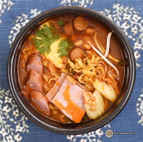 Hàn Quốc: Xúc xích, thịt hộp, đậu tương, phô mai, kim chi, giá, và rau thơm, đó là cách người Hàn biến món mì gói vô vị trở thành món ăn sang chảnh.